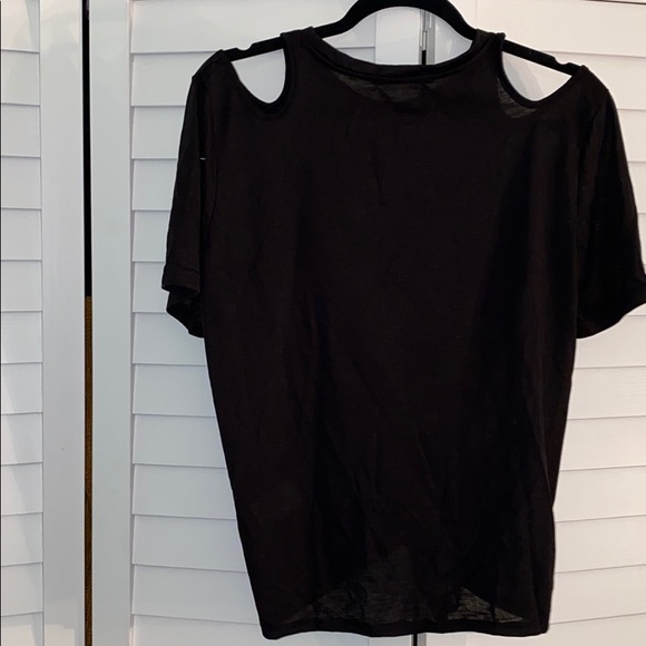 Cold shoulder top 🥶 - Picture 6 of 6